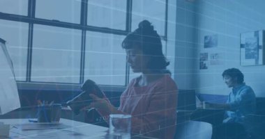 Satır animasyonundan sonra, DSLR 'ı takip eden sayısal veri, kadın da teknoloji ofisinde lensleri inceliyor. Çalışma alanı, profesyonel, teknoloji, veri görselleştirme, modern, işbirliği, yaratıcı