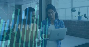 Kadın dizüstü bilgisayarı açıyor ve ekranı erkeğe çeviriyor. Analiz için bar tablosunu inceliyor. İşbirliği, takım çalışması, veri, analiz, modern, profesyonel, ofis