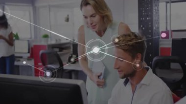 Erkek yazım analizi yaparken teknoloji ağının genişlemesini izleyen akranları var. İşbirliği, teknoloji, veri, bağlantı, çalışma istasyonu, dijital, profesyonel