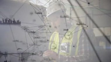 Sitenin mühendisi tableti tıklatıyor, veri örtüşmelerini gösteriyor, kiriş bağlantısını işaret ediyor, yapıyı denetliyor. İnşaat, teknoloji, dijital, endüstriyel, teftiş, mühendislik, altyapı