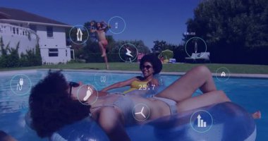 İki arkadaş, sağlık pazarlama videosunda güverteden atlayan bir arkadaşın gölgesinde yüzüyorlar. Tatil, eğlence, yaşam tarzı, yaz, su, açık hava, eğlence.