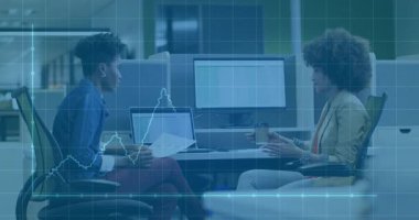 Meslektaşlar kağıtları incelerken ekranlarda dalgalanan iş tartışmaları. İşbirliği, iletişim, analitik, profesyonellik, teknoloji, çalışma alanı, üretkenlik