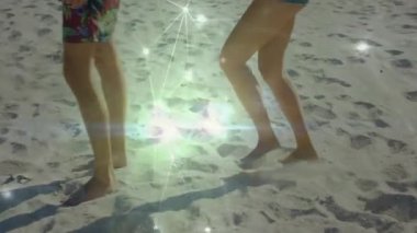 Kumda gezinen çiftler teknoloji demo ağı grafiklerini başlatıyor titreşiyor, sırtına biniyor. Romantik, boş, hareketli, neşeli, açık hava, bağlantı, yaz mevsimi