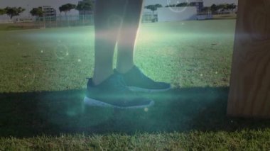 Adam ağırlığını tek bacağının üzerine veriyor ve ayak kaldırmayı spor yapmak için tahta kutunun üzerine koyuyor. Atletik, kuvvet, eğitim, dinamik, açık hava, fitness, hareketlilik