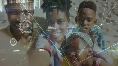 Yetişkin bir adamın akıllı telefonu dinlemesi aile selfie 'sini çekmesi plajda yüzlere teknolojik kaplama eklemesi. Aile, teknoloji, dijital, bağlantı, iletişim, yenilik, açık hava