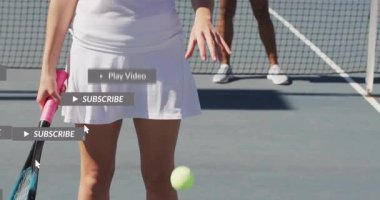 Dişi tenisçi hoplayıp zıplayarak sosyal ikonları etkinleştiriyor aboneyi destekliyor ve rakibini açığa çıkarıyor. Atletik, spor, yarışma, açık hava, canlı, enerjik, fitness