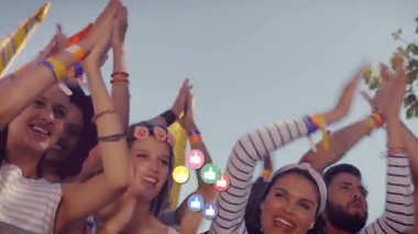 Spor müsabakalarında engellerin arkasında alkışlayan izleyiciler başparmak kaldırma simgeleri oluşturuyorlar. Tezahürat, seyirci, kutlama, heyecan, açık hava, festival, coşku