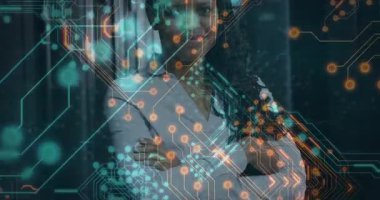 Bilgi işleme sistemi devreyi kapatıyor. Sunucu koridorundaki kadını açığa çıkarmak için yanıp sönüyor. Gelecekçi, teknoloji, siber güvenlik, yenilik, dijital, profesyonel, gösterişli