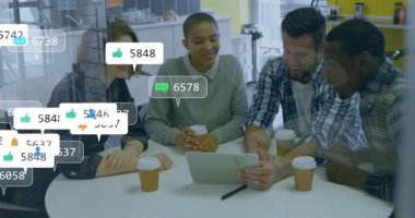 Dört meslektaşı tablete tıklıyor ve animasyon sosyal medya beğeni ve yorumlarını izliyor. İşbirliği, takım çalışması, ofis, teknoloji, katılım, analitik, iletişim