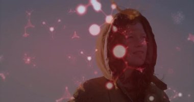 Kafasını eğen bir kadın, parlak kırmızı ağ üzerinde gezinirken teknolojide sürükleniyor, veri kalıplarını takip ediyor. Gelecekçi, yenilikçi, dijital, dinginlik, bağlantı, teknoloji, alacakaranlık