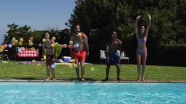 Arkadaşlar bilardo sahasında dizlerini büküp havuza itiyorlar. Pazarlama için emojiler atıyorlar. Tatil, eğlence, kutlama, yaz, açık hava, eğlence, coşku