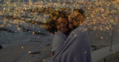 Önde gelen hayat tarzı çiftler, altın kıvılcımlar saçarak ısınmak için sarılıyorlar. Romantizm, samimiyet, dinginlik, alacakaranlık, sıcaklık, bağlantı, açık hava