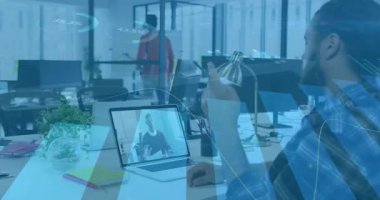 İş adamı dizüstü bilgisayarı çalıştırıyor ve çizelgeleri gözden geçirip lambayı ayarlarken kalemle işaret veriyor. İşbirliği, iletişim, takım çalışması, teknoloji, ofis, profesyonel, modern