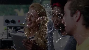 Arkadaşlar tablet ekranına tıklıyor ve kafein tablosu üzerinde dönen ağ ağını teknik inceleme için çağırıyorlar. İşbirliği, yenilik, dijital, bağlantı, teknoloji, ağ oluşturma, sosyal.