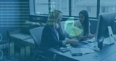 İş kadınları PC 'ye eğilimli. İnceleme başlatıyorlar ve Piechart' ın ofiste kaydırdığı animasyon grafikleri canlandırıyorlar. İşbirliği, analitik, sunum, profesyonellik, teknoloji, şirket, beyin fırtınası