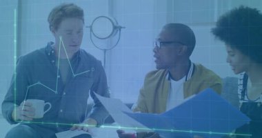 Veri tablosu iş sezgilerini canlandırırken, dosya ve klasör üzerinde çalışan grup arkadaşları. İşbirliği, takım çalışması, tartışma, analitik, anlayış, modern, profesyonel