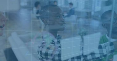 Proje yöneticisi cam panoya işaret ederek analitiği gösteren veri şebekesini çalıştırıyor. İşbirliği, takım çalışması, yenilik, veri görselleştirme, iş stratejisi, çağdaş, profesyonel kalkınma