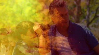 Baba, oğlunun doğa dersi için parkta dürbün kaldırmasını ve ok ikonunun ağaçları göstermesini teşvik ediyor. Açık hava, aile, keşif, keşif, macera, akıl hocalığı, coşku