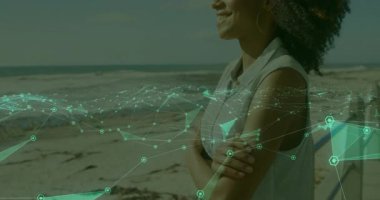 Deniz esintisi soluyan ve teknoloji pazarlaması için yeşil ağ örtüsünü ortaya çıkaran bir kadın. Bilim, yenilik, bağlantı, dinginlik, rahatlama, açık hava, gelecekçilik