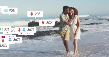 Güneşli kayalık kıyılarda kol kola yürüyen bir çift sosyal medya simgelerini harekete geçirir ve sonra kaybolur. Romantizm, bağlantı, eğlence, açık hava, dinginlik, bağlılık, mutluluk