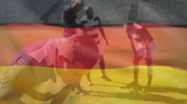 Çimenlerin üzerindeki çizgili kitler spor medyasında yeniden başlatmaya hazırlanan bayrak kaplamasına tepki veriyor. Sporcular, takım çalışması, dayanıklılık, motivasyon, stadyum, yoğunluk, rekabet