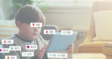 Okul çağındaki çocuğun tableti tıkırdatması ve yüzen bildirim simgelerine neden olması sosyal bağlılık işaretidir. Teknoloji, etkileşim, dijital, yaşam tarzı, eğlence, çocukluk, iletişim