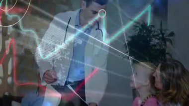 Doktor anne ve kızını selamlıyor, sağlığı açıklarken çizgi grafikleri ve çıtalar yükseliyor. Tıbbi, sağlık, tanı, analiz, teknoloji, aile, iletişim