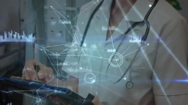 Klinik hemşiresi hasta notları yazıyor ve holografik çizelgeleri etkinleştiriyor, verileri gözden geçiriyor ve gülümsüyor. Sağlık, teknoloji, yenilik, hasta bakımı, dijital, tıbbi, profesyonel