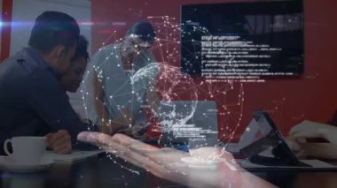 Profesyoneller iş verilerini incelerken ellerinizi kaldırın ve holografik küreyi çağırın. İşbirliği, yenilik, teknoloji, dijital, bağlantı, ağ, takım çalışması