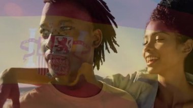 Kıyı şeridinde dikilen bir adam eşinden fısıltı alıyor ve ona doğru yumuşak bir gülümsemeyle dönüyor. Romantizm, samimiyet, dinginlik, bağlantı, mutluluk, sahil, açık hava