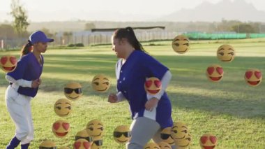 İşaret verildiğinde iki beyzbolcu, sürüklenen emojilerle antrenman yapmak için külahları karıştırıyor. Atletik, takım çalışması, egzersiz, spor, açık hava, dinamik, performans