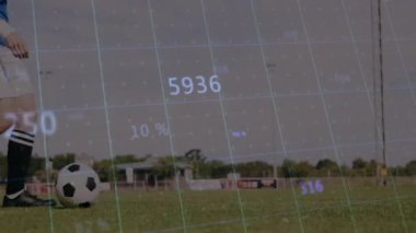 Sahaya giren ve spor analizlerinde top süren bayan futbolcu verileri gösteriyor. Sporcu, spor, performans, dijital, fitness, eğitim, eylem