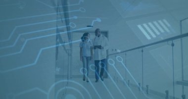 Doktor, meslektaşı ile birlikte veri incelemesi için dijital sağlık örtüsünü etkinleştirerek tablet yürütüyor. Tıbbi, teknoloji, yenilik, işbirliği, fütüristik, sağlık, dijital