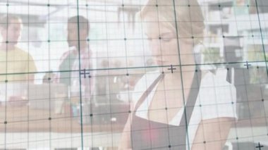 Kafedeki müşterilere servis yapan ve gülen baristaları hizalayan espresso servis eden ve çeken şebeke. Profesyonel, konukseverlik, kafeinli, enerjik, rahat, modern, sıcak