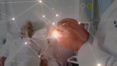 Başhekim, tıkırtı tabletine girerken hastanın durumunu değerlendirirken animasyon düğümlerini gösteriyor. Teletıp, sağlık, dijital, tanı, yaşlı bakım, teknoloji, profesyonellik