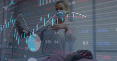 Terapist ellerini dizinin altına koyuyor ve tıbbi değerlendirme için bacağını şeffaf grafiklerle çeviriyor. Rehabilitasyon, fizyoterapi, biyomekanik, analiz, klinik, sağlık,