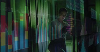 Veri analisti veri filtreleme tabletine tıklıyor ve trendler için holografik finans grafiklerini canlandırıyor. Futuristik, teknoloji, analitik, görselleştirme, yenilik, dijital, profesyonel