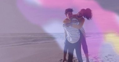 Suyun kenarına varan, eğik bacaklı bir adam, pazarlama için renkli ışığın ortasında sallanan bir kadın taşıyor. Romantizm, macera, açık hava, oyuncu, boş zaman, uyum, canlı