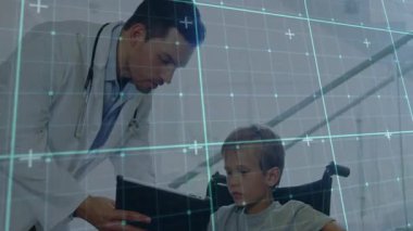 Tekerlekli sandalyedeki çocuğa yaklaşan doktor tableti dijital şebeke ile eğip yönlendirme odağı oluşturuyor. Tıbbi, pediatrik, dijital, sağlık, yenilik, klinik, terapi