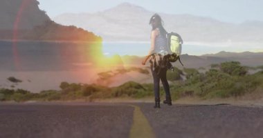 Hafif bir esinti, seyahat eden sırt çantalarını alıp baş parmağını kaldırarak kıyı şeridini dolduruyor. Macera, keşif, vahşi doğa, manzara, açık hava, özgürlük, yolculuk