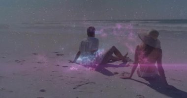 Kum kıyısına varan bir çift, kozmik nebula ile su kenarına yerleşerek teknolojik demo için kıvrılıyorlar. Romantizm, dinginlik, göksel, ortam, bağlantı, sükunet, fütüristik