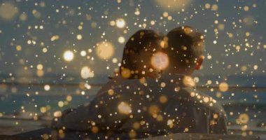 Gün batımında okyanusa bakan bankta yan yana duran çiftler yüzen teknoloji küreleri gibi öpüşüyorlar. Romantizm, sükunet, samimiyet, uyum, doğa, rahatlama, siluet