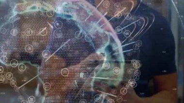 Cam ekranda akıllı telefonu araklamak, küresel dönüşleri hızlandırmak, ikonları yeniden yapılandırmak. Gelecekçi, yenilikçi, teknoloji, veri analizleri, dijital, ağ oluşturma, arayüz