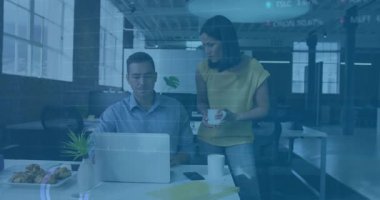 İş arkadaşları, piyasa analizi için dizüstü bilgisayara yazıp işaret ederek animasyon hisse senedi grafiklerini aktifleştiriyorlar. Profesyonel, işbirliği, finans, veri, teknoloji, çalışma alanı, modern