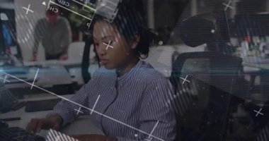 Veri analisti kadın animasyon bilişim verilerini aktifleştirerek yazı yazıyor. İş arkadaşlarıyla birlikte dokümanları inceliyor. Teknoloji, analitik, yenilik, modern, profesyonel, dijital, çalışma ortamı