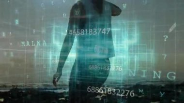 Kadın kollarını holografik yazılım şebekesine doğru kaldırıyor ve siber güvenlik tarama sekansını başlatıyor. Fütürist, dijital, teknoloji, yenilik, siber uzay, arayüz, manzara