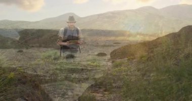 Haritayı inceledikten sonra, erkek yürüyüşçü seyahat için kanyon yolunda yürüyor, günbatımı parıltısı altında danışmanlık haritası. Macera, keşif, vahşi doğa, seyrüsefer, açık hava, engebeli, manzara