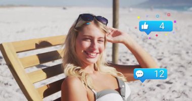 Plaj sandalyesinde uzanan, güneş gözlüğü takan, tebligat yapan, sosyal nişanı yükselten bir kadın. Plaj, rahatlama, rahatlama, açık hava, güneşli, yaşam tarzı, minimalizm