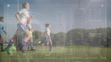 Tatbikatta, yedi bayan futbolcu koşu sahasında hız çizelgeleriyle koşuyor. Atletik, takım çalışması, hareket, dayanıklılık, spor giyim, antrenman, fitness