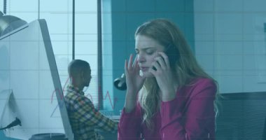 Kadın ofis çalışanı akıllı telefon kaldırıyor ve canlı finans grafiklerini iş arkadaşı daktilosu olarak analiz ediyor. İşbirliği, üretkenlik, veri görselleştirme, iş, profesyonellik, modernlik, odaklanma